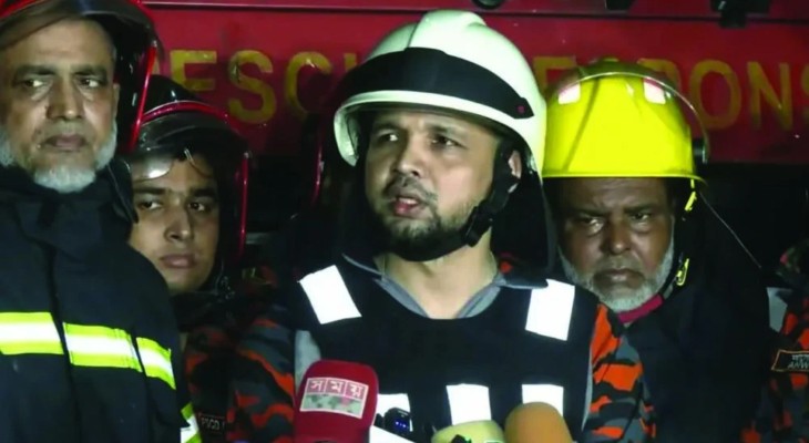 ৮ ঘণ্টা পরও নিয়ন্ত্রণে আসেনি চকবাজারের আগুন, কাজ করছে ১০ ইউনিট